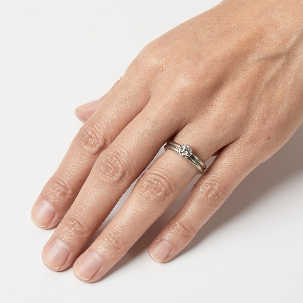 Leslie Round Diamond Ring in 18K Alpine Gold- 4mm