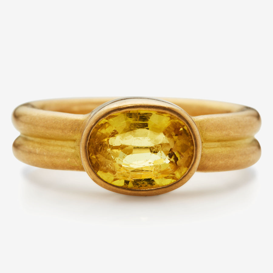 Ring with yellow sapphire | DIAMOND SPOT